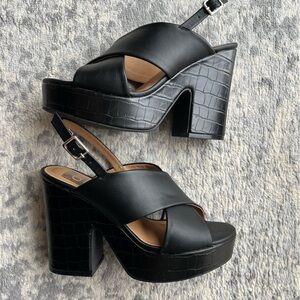 *BRAND NEW Never Worn* DOLCE VITA CYPRESS PLATFORM SANDAL Black